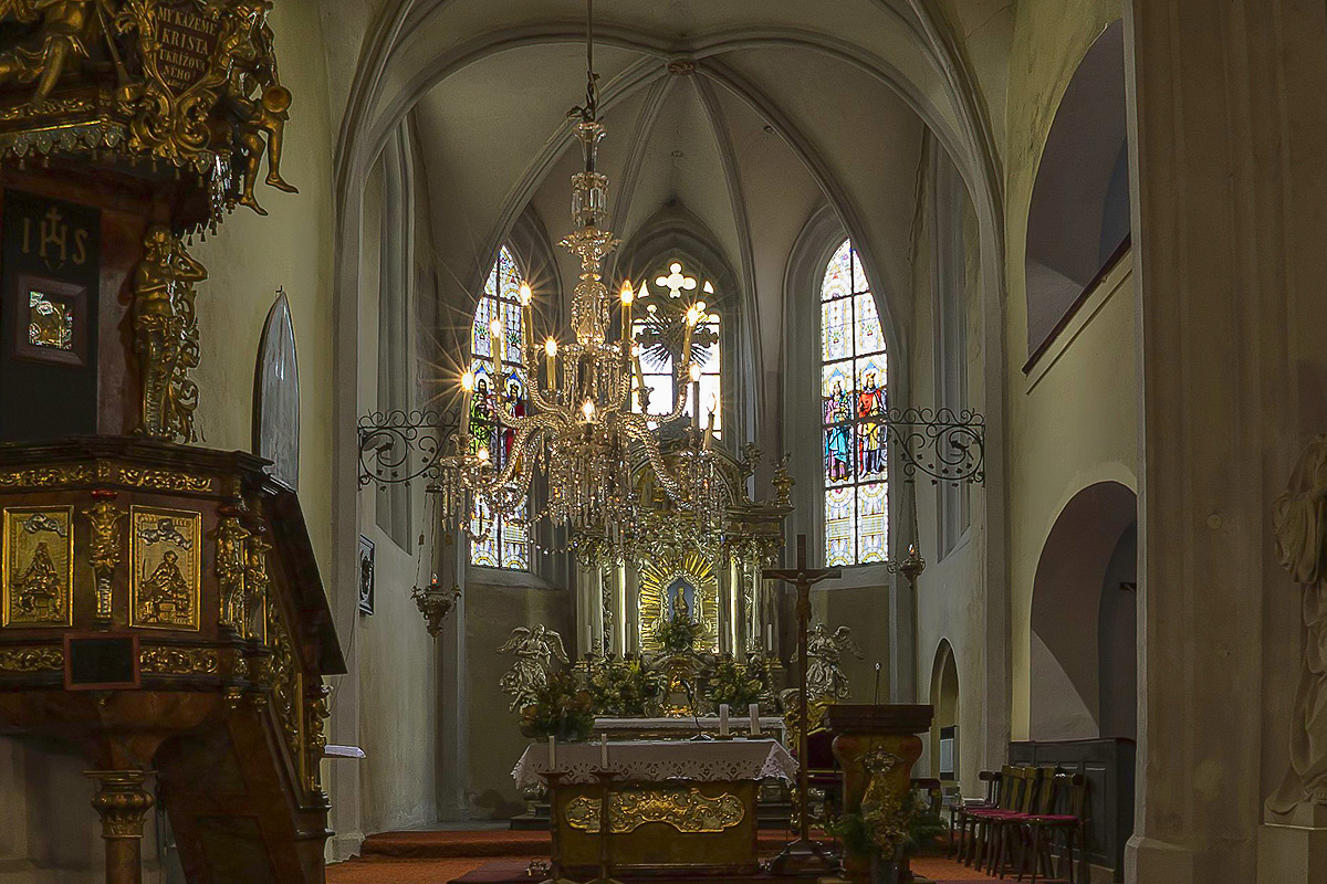 Výsledná HDR fotografie interiéru kostela